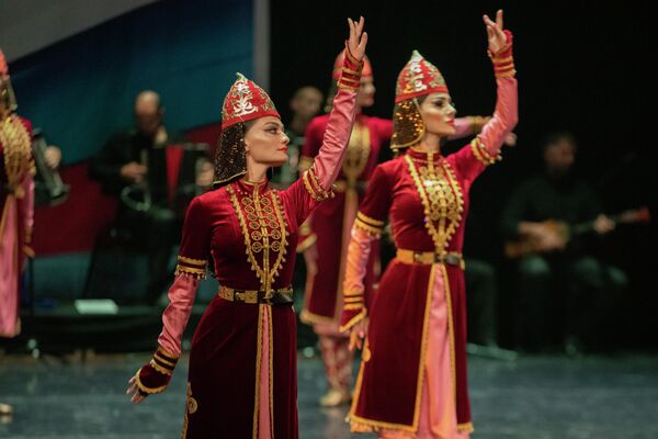 Праздничный концерт Танец дружбы с участием госансамблей Южной Осетии Симд и Абхазии Кавказ - Sputnik Южная Осетия