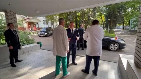 Гаглоев навестил в Москве раненого в зоне СВО бойца из Южной Осетии - Sputnik Южная Осетия