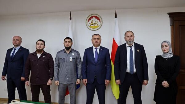 Президент Алан Гаглоев принял делегацию из Чеченской Республики  - Sputnik Южная Осетия