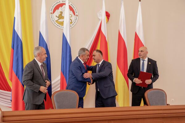 На церемонии присутствовали президент Алан Гаглоев и глава РСО-Алания Сергей Меняйло - Sputnik Южная Осетия