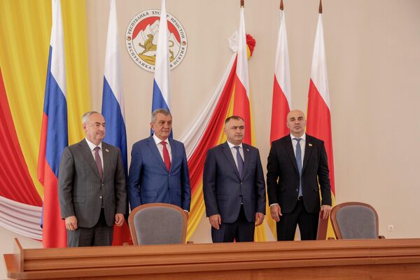 В праздничный день в Цхинвале прошло подписание соглашения между парламентами Южной Осетии и РСО-Алания - Sputnik Южная Осетия