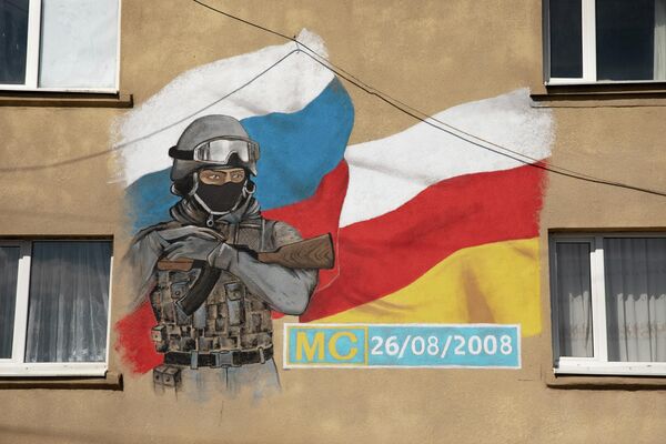 В честь праздника в Цхинвале нарисовали мурал, посвященный вкладу российских миротворцев в установление мира и спокойствия в Южной Осетии - Sputnik Южная Осетия