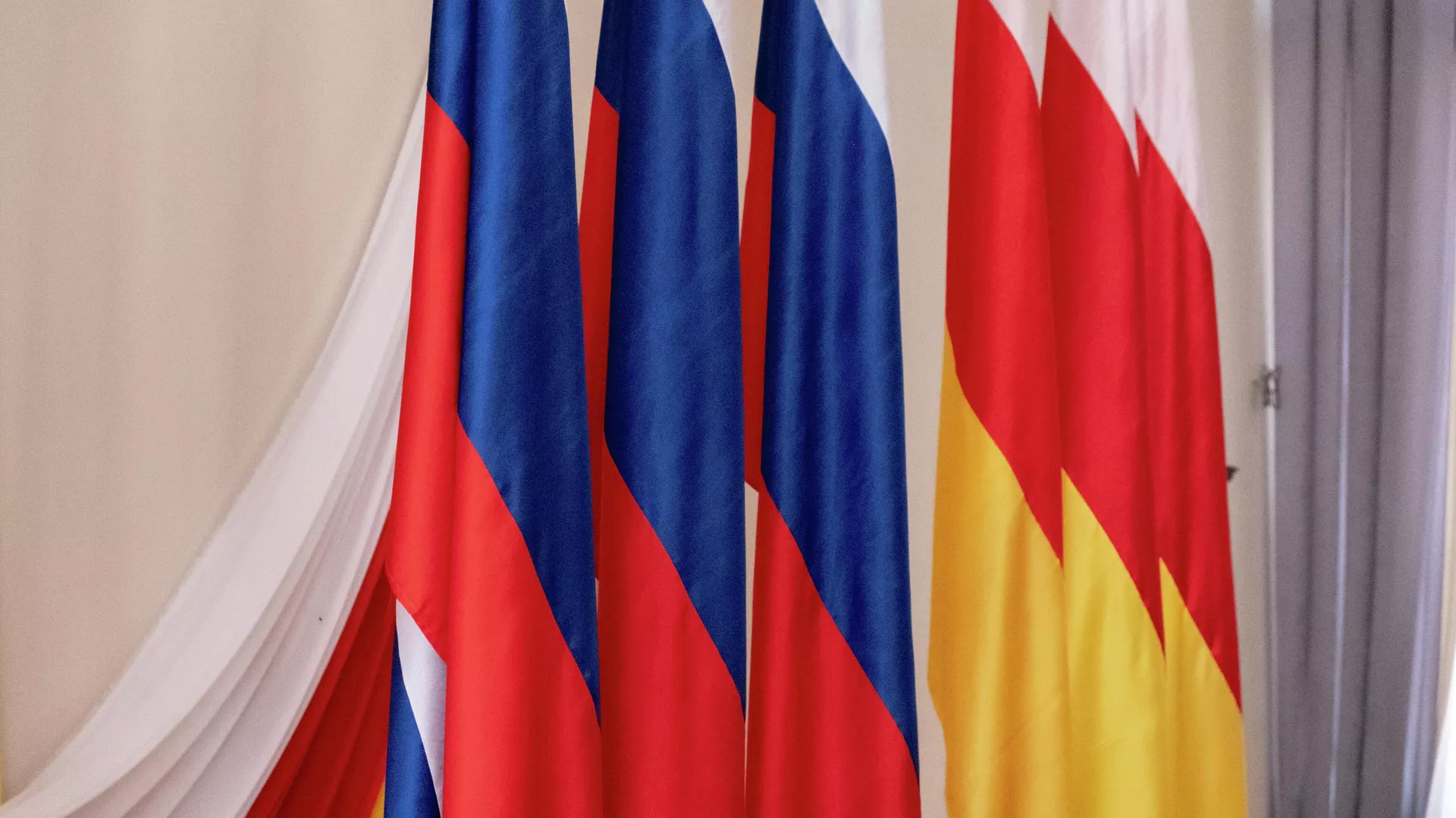 Флаги Южной Осетии и России