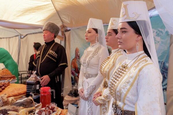 Народные гулянья и осетинское подворье в честь праздника - Sputnik Южная Осетия