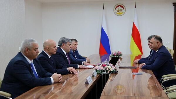 Встреча президента Южной Осетии Алана Гаглоева с делегацией Кабардино-Балкарской республики  - Sputnik Южная Осетия
