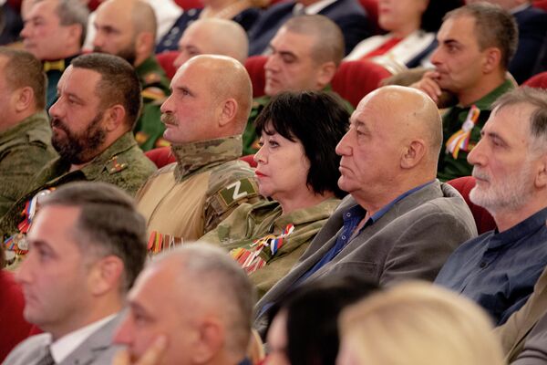 Торжественное собрание в честь 15-летия признания независимости Южной Осетии Россией - Sputnik Южная Осетия