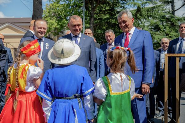Главы Южной и Северной Осетий посетили концерт для детей в Цхинвале - Sputnik Южная Осетия