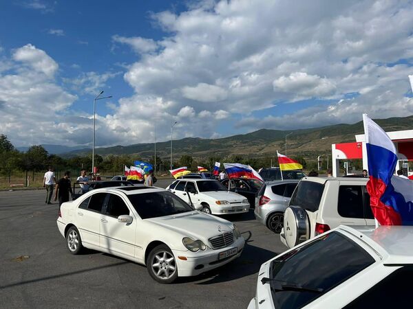Автопробег в Цхинвале в честь Дня признания независимости Южной Осетии Россией - Sputnik Южная Осетия