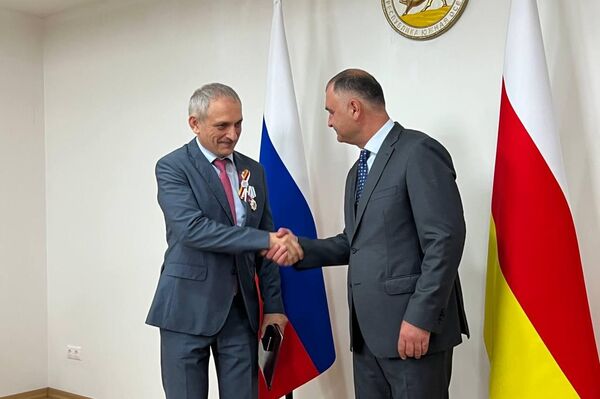 Президент РЮО Алан Гаглоев встретился с делегацией Дагестана  - Sputnik Южная Осетия