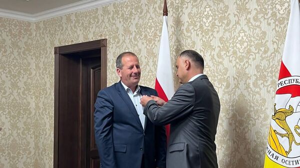 Алан Гаглоев наградил орденом Дружбы Хасана Сангулия - Sputnik Южная Осетия