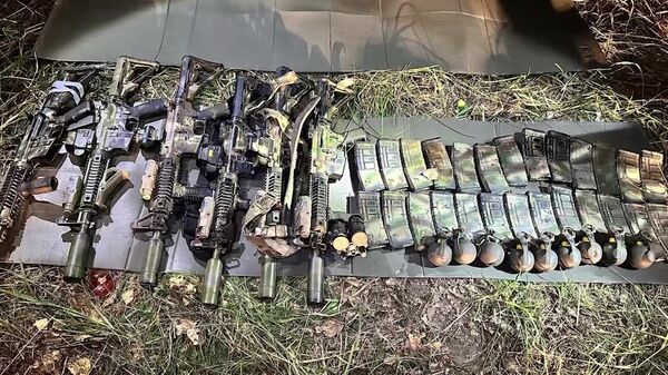 Оружие, изъятое сотрудниками ФСБ РФ и Росгвардии у украинской ДРГ - Sputnik Южная Осетия