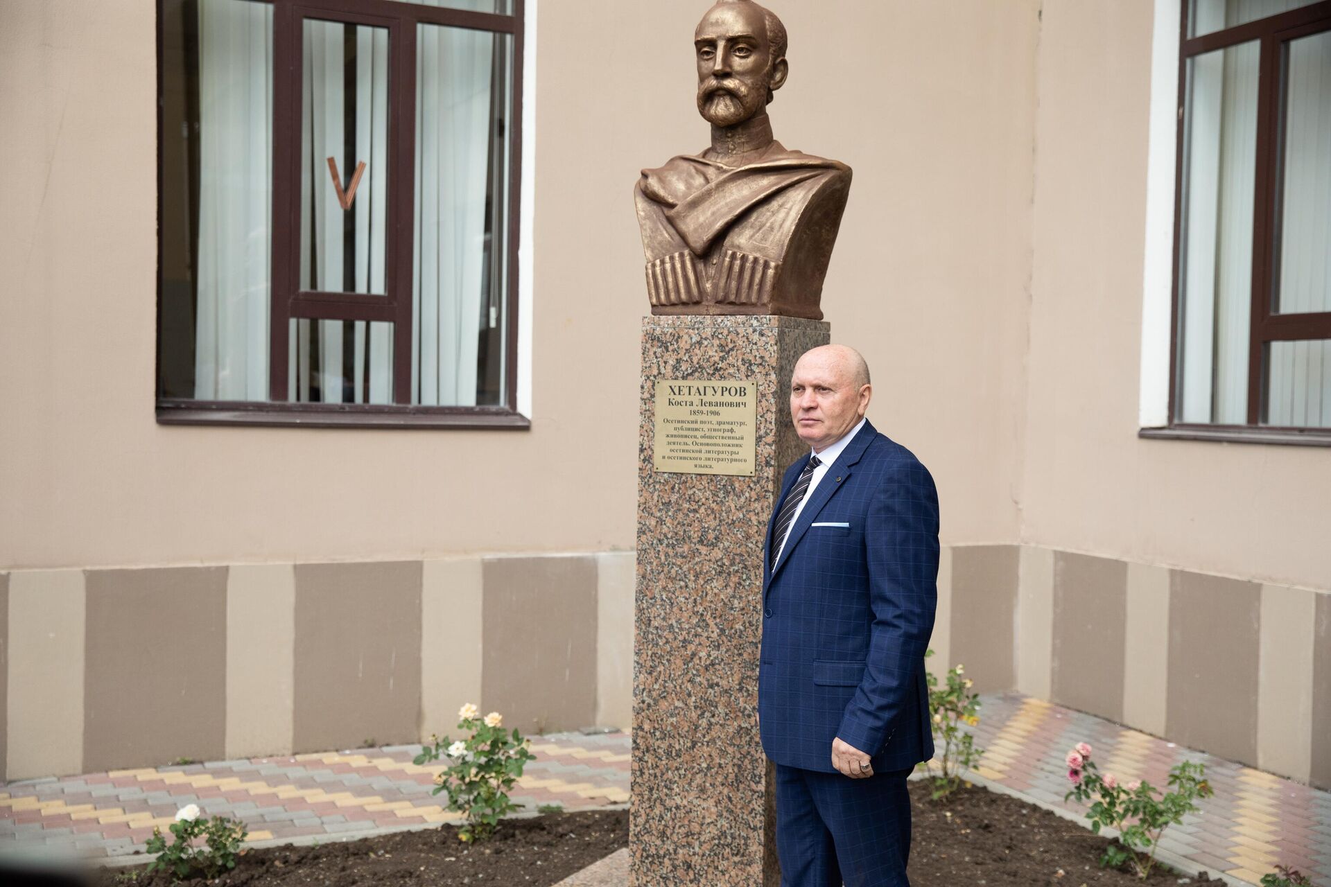 Памятник Коста Хетагурову торжественно открыли в Цхинвале. Автор Никалай Дзукаев - Sputnik Южная Осетия, 1920, 04.09.2023