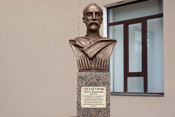 Памятник Коста Хетагурову перед зданием ЮОГУ торжественно открыли в Цхинвале - Sputnik Южная Осетия