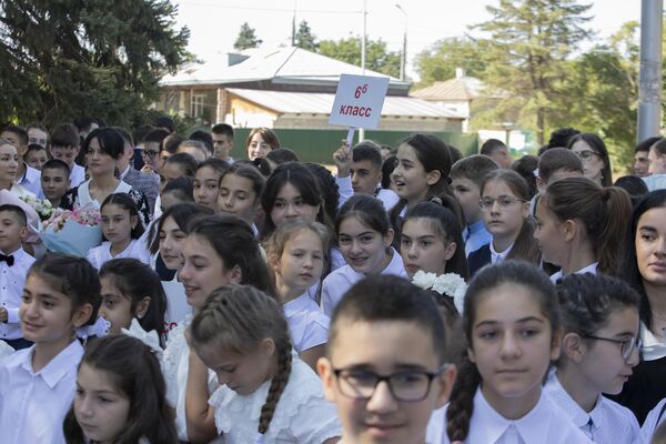 Первый звонок в школе Альбион в Цхинвале - Sputnik Южная Осетия