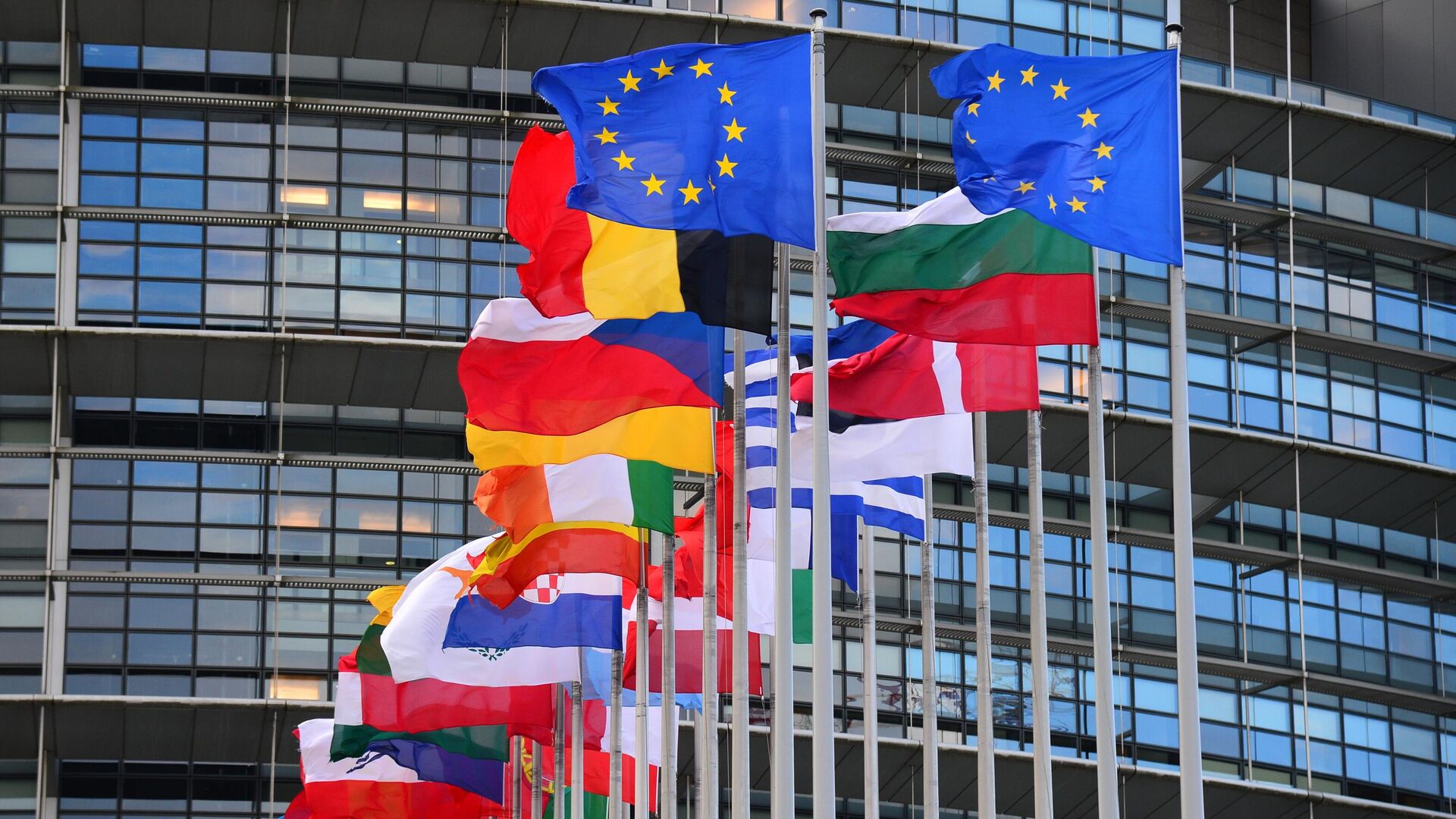 Флаги стран Евросоюза перед зданием Европарламента. Архивное фото - Sputnik Южная Осетия, 1920, 06.09.2023