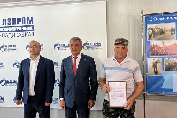 Сергей Меняйло наградил лучших сотрудников североосетинского отделения Газпрома - Sputnik Южная Осетия