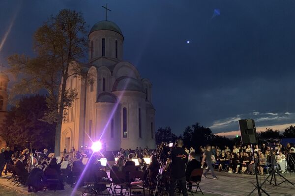 Концерт-реквием Во имя жизни… во дворе школы №1 в Беслане - Sputnik Южная Осетия