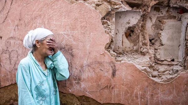 Женщина плачет у своего разрушенного землетрясением дома (9 сентября 2023). Марокко - Sputnik Южная Осетия