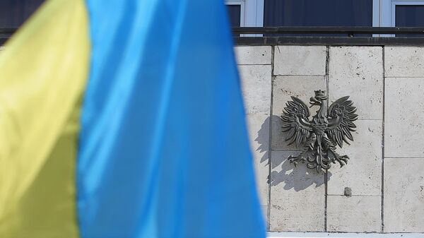 Флаг Украины и герб Польши у посольства Польши в Киеве. Архивное фото - Sputnik Южная Осетия