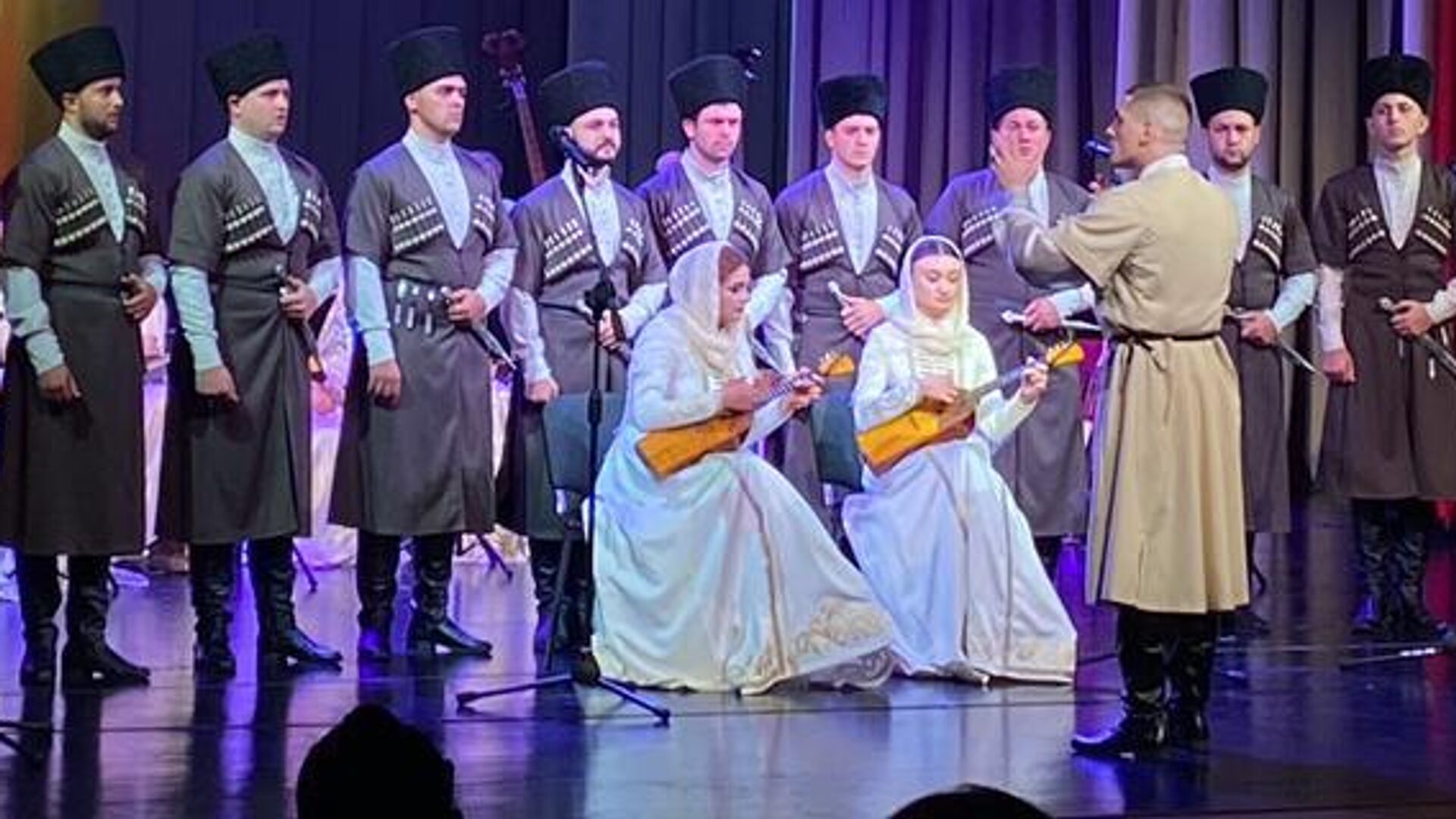 В Госдрамтеатре состоялся праздничный концерт ко Дню республики - Sputnik Южная Осетия, 1920, 19.09.2023