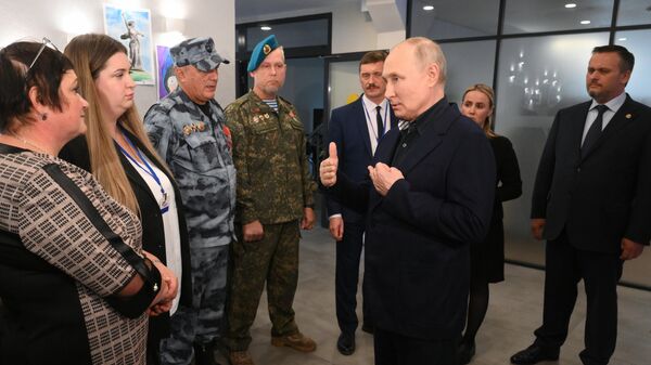 Президент России Владимир Путин посещает центр Возвращение в Великом Новгороде - Sputnik Южная Осетия