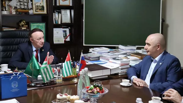 Ректор АГУ, академик Алеко Гварамия с ректором ЮОГУ, к.т.н., профессором Вадимом Тедеевым - Sputnik Южная Осетия