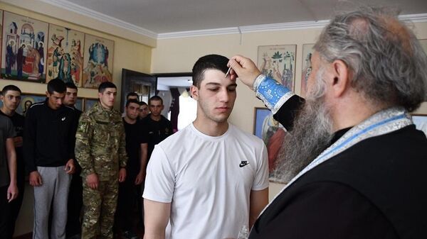В Южной Осетии солдаты-срочники приложились к иконе Божьей Матери - Sputnik Южная Осетия