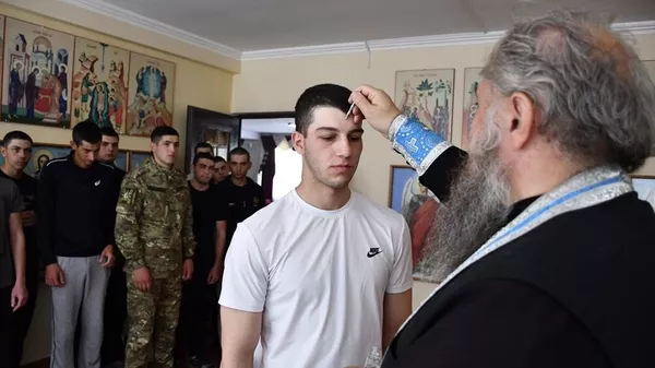 В Южной Осетии солдаты-срочники приложились к иконе Божьей Матери - Sputnik Южная Осетия