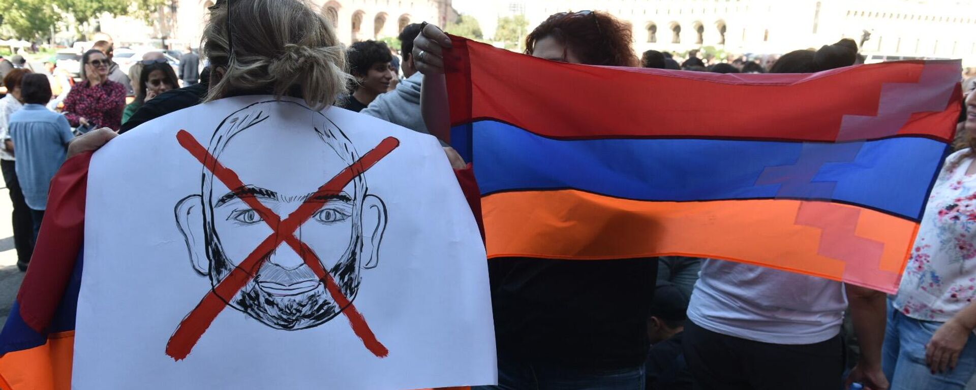Участники протеста на фоне эскалации в Нагорном Карабахе на площади Республики в Ереване - Sputnik Южная Осетия, 1920, 25.09.2023