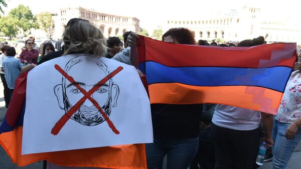 Участники протеста на фоне эскалации в Нагорном Карабахе на площади Республики в Ереване - Sputnik Южная Осетия