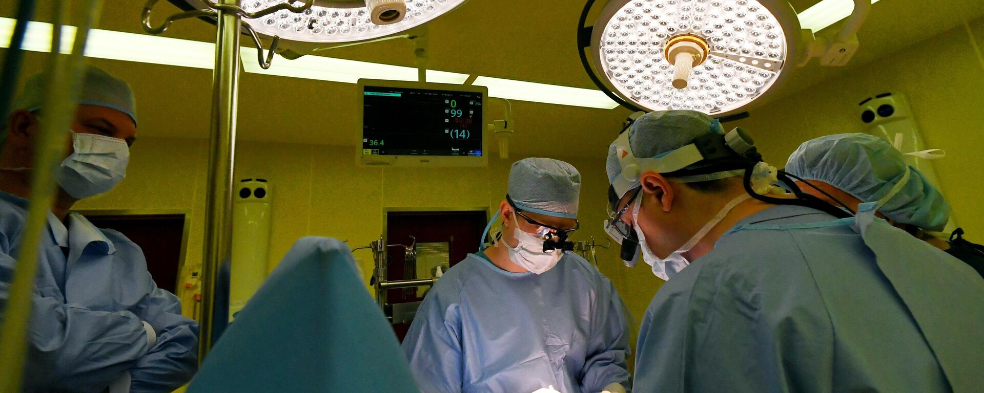 Работа хирургов. Архивное фото  - Sputnik Южная Осетия, 1920, 30.11.2025