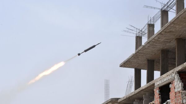 Пуск ракеты из реактивной системы залпового огня в южном пригороде Дамаска - Sputnik Южная Осетия