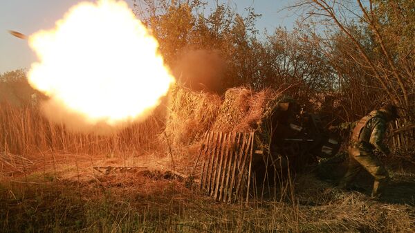 Российские бойцы ведут огонь по противнику в зоне СВО. Архивное фото  - Sputnik Южная Осетия