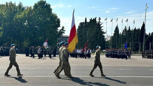 Югоосетинские военнослужащие на генеральной репетиции военного парада в Сухуме  - Sputnik Южная Осетия