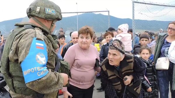 Российские миротворцы оказывают помощь жителям Карабаха - Sputnik Южная Осетия