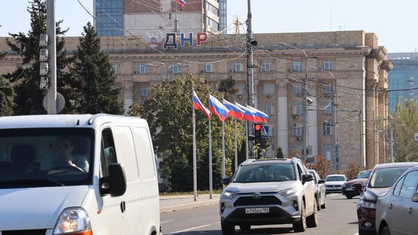 В Донецке ко Дню воссоединения новых регионов с РФ появились тематические билборды - Sputnik Южная Осетия