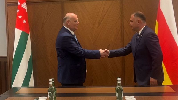 Алан Гаглоев поздравил Аслана Бжания с Днём победы и независимости Абхазии  - Sputnik Южная Осетия