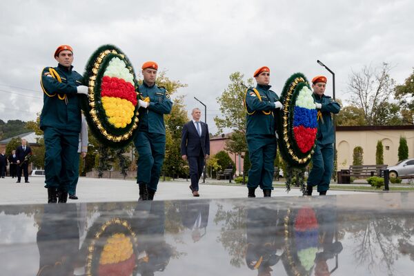 Представители МЧС Южной Осетии, России и Абхазии возложили цветы к мемориалу Защитникам Отечества - Sputnik Южная Осетия