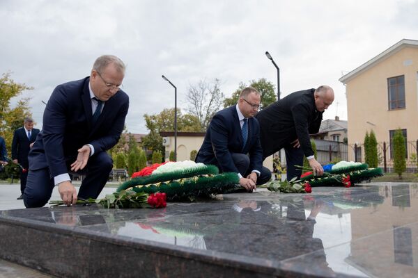 Представители МЧС Южной Осетии, России и Абхазии возложили цветы к мемориалу Защитникам Отечества - Sputnik Южная Осетия