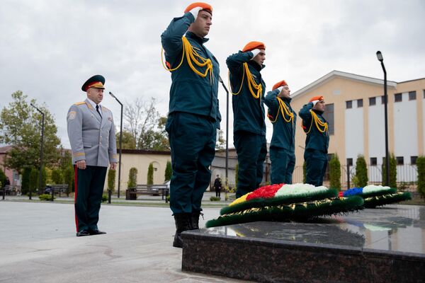 Представители МЧС Южной Осетии, России и Абхазии возложили цветы к мемориалу Защитникам Отечества - Sputnik Южная Осетия