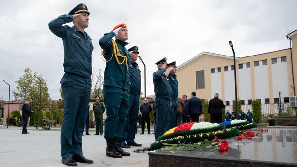 Представители МЧС Южной Осетии, России и Абхазии возложили цветы к мемориалу Защитникам Отечества - Sputnik Южная Осетия