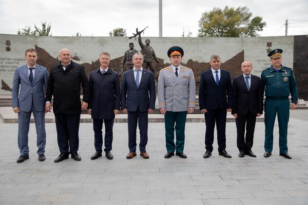 Представители МЧС Южной Осетии, России и Абхазии возложили цветы к мемориалу Защитникам Отечества - Sputnik Южная Осетия