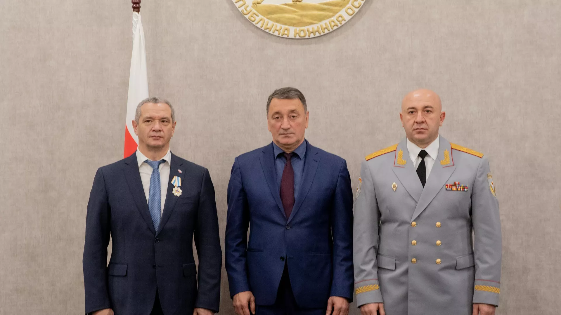 Премьер-министр Южной Осетии Константин Джуссоев вручил награды представителям МЧС России