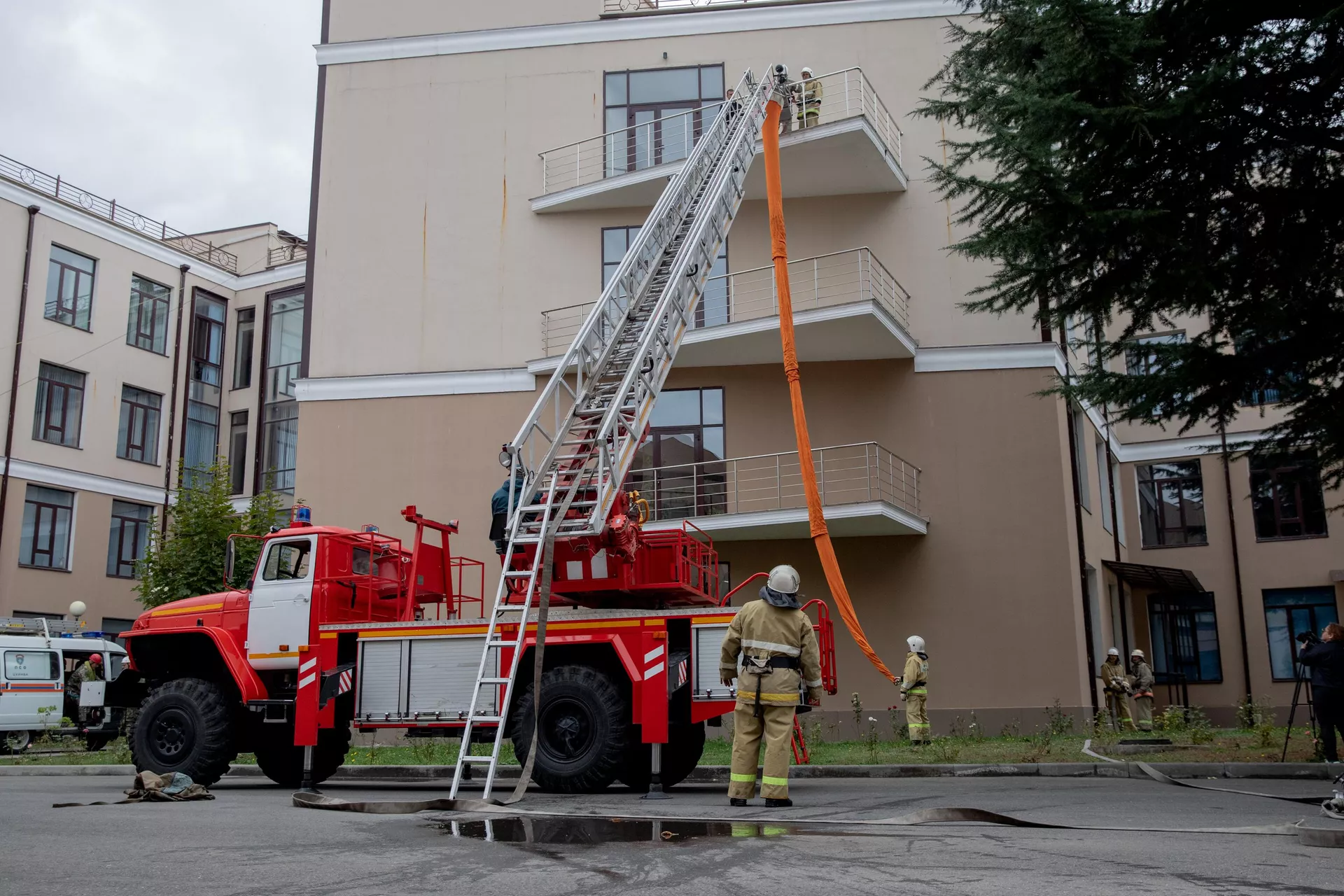 Показательные выступления МЧС Южной Осетии к 15-летию создания ведомства на базе ЮОГУ Показательные выступления МЧС Южной Осетии к 15-летию создания ведомства на базе ЮОГУ