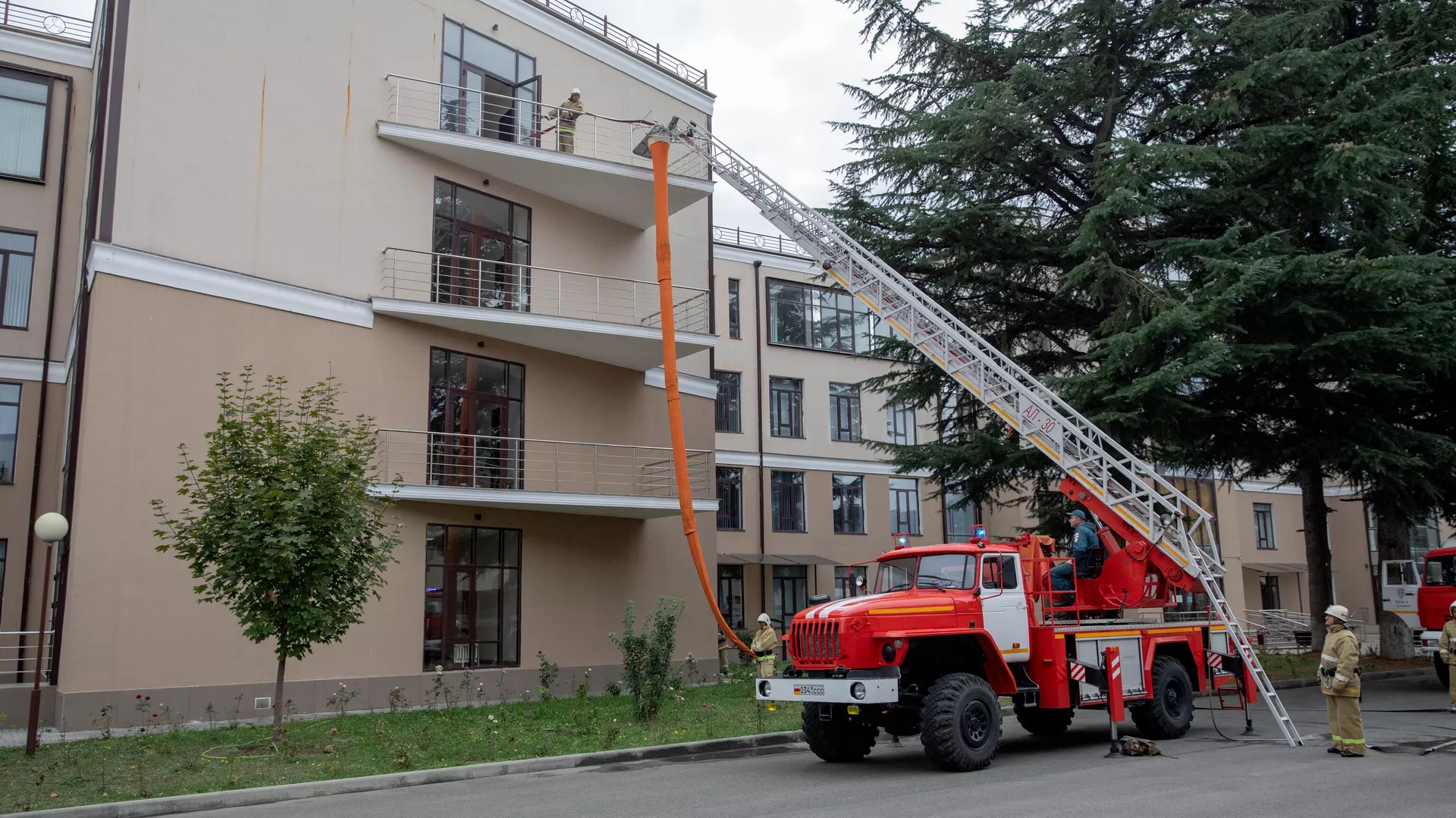Показательные выступления МЧС Южной Осетии к 15-летию создания ведомства на базе ЮОГУ