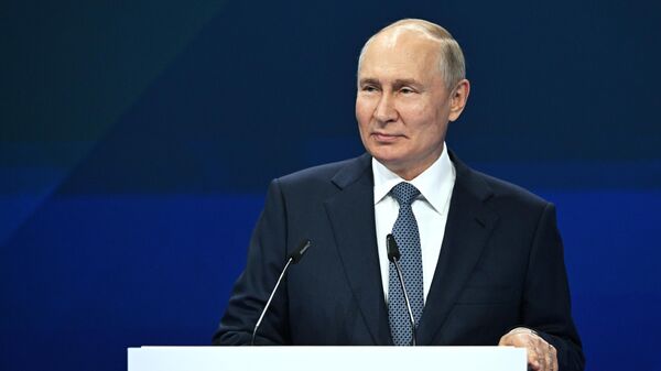 Президент России Владимир Путин выступает на международной олимпиаде по финансовой безопасности - Sputnik Южная Осетия