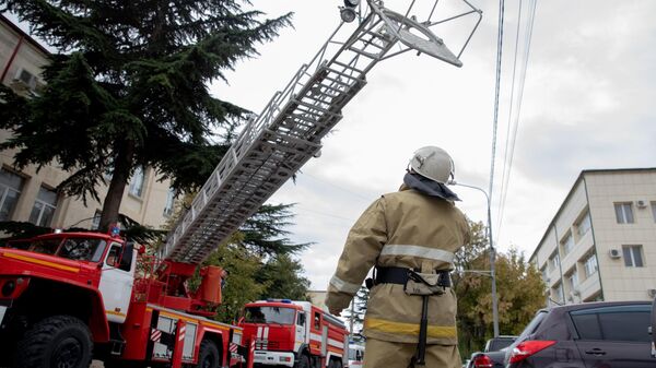 Спасатели и пожарные МЧС Южной Осетии показали свои навыки - Sputnik Южная Осетия
