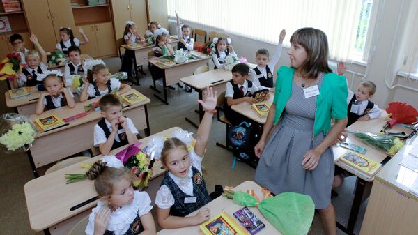 Учительница в классе во время урока. Архивное фото  - Sputnik Южная Осетия