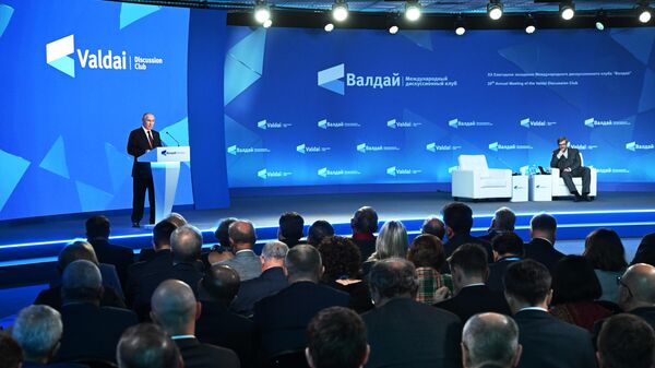 Президент России Владимир Путин выступает на пленарной сессии XX ежегодного заседания Международного дискуссионного клуба Валдай - Sputnik Южная Осетия