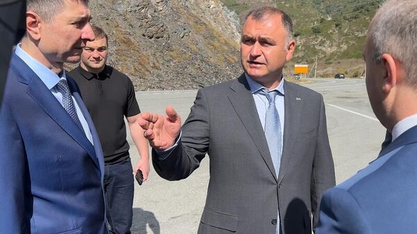 Президент Алан Гаглоев принял участие в совещании на пункте пропуска Нижний Зарамаг  - Sputnik Южная Осетия